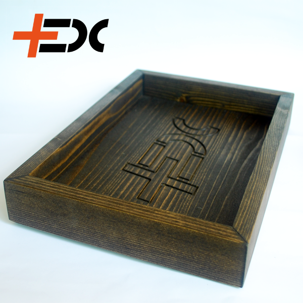 PlusEDC Tray - Pine Helps you to keep you EDC organized and find them quickly in the mosrning rush! 28x17cm inside diameter Pine wood milled PlusEDC logo