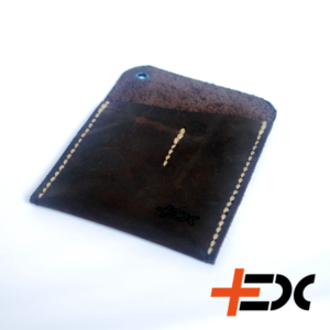 +EDC VF2 pocket organizer 2 separated slots for knife and flashlight, so they don't get scratchy. The organiser also give quick and easy access for you tools, so you don't need to search your pocket or them. Chocolate brown nubuck leather 2 separated slot 12×9 cm Rivet Handmade