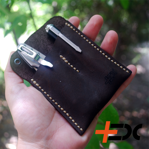 +EDC VF2 pocket organizer 2 separated slots for knife and flashlight, so they don't get scratchy. The organiser also give quick and easy access for you tools, so you don't need to search your pocket or them. Chocolate brown nubuck leather 2 separated slot 12×9 cm Rivet Handmade