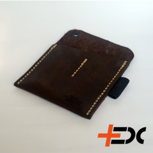 +EDC VF2+ pocket organizer 2 separated slots for knife and flashlight, so they don't get scratchy. The organizer also give quick and easy access for you tools, so you don't need to search your pocket or them. This version comes with rubber band on the side, so gives an extra space for a pen. Chocolate brown nubuck leather 2 separated slot 12×9 cm Rivet Rubber band pen holder Handmade