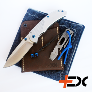 Böker Magnum Blue Dot Set Always better to buy in set. This set contains all the items listed below. Set value is €76,50, but as "always better to buy in set" means you can save 30%, makes the price only €53,55. Böker Magnum Blue Dot knife BPBT Brute mini prybar +EDC VF2 pocket organiser +EDC Ameba EDC hank Blue hematit Gent lanyard
