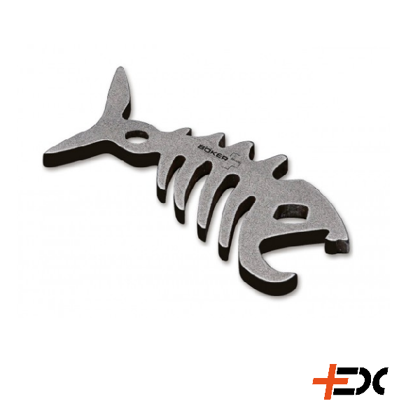 Böker Dead Catch Bottle opener All men needs a bottle opener! Why shouln't that look good? Here is the solution! Rough and stylish, that is Dead Catch. stainless steel stonewashed length: 6cm thickness: 4mm bottleopener